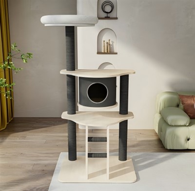 Katta yuqori platforma bilan mushuk daraxti